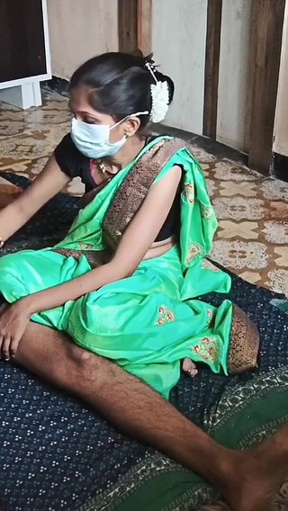 भारतीय पत्नी हरी साड़ी में तैयार हो रही है भाग 2