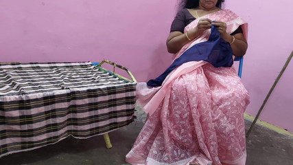 तमिल स्टेपाउंटी कुर्सी पर बैठी थी और काम कर रही थी, मैंने धीरे से उसकी जांघ को सहलाया और कई स्तन चूसे और उसके साथ गर्म सेक्स किया।