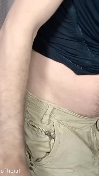 लंबे काले बालों वाला सौतेला भाई देसी सौतेली बहन के साथ नृत्य करता है