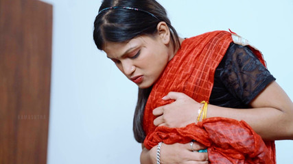 हॉट इंडियन टीचर स्टूडेंट को कामसूत्र पढ़ाती हैं