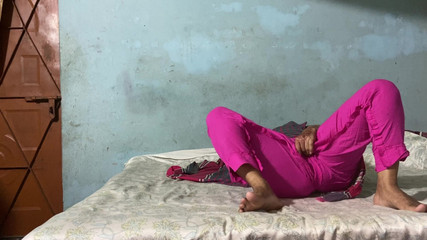 स्थानीय गांव के युवा देसी जोड़े को घर पर चोदना