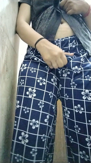 भारतीय देसी लड़की नहाती है और अपनी चूत में ज़ोर से उंगली करती है