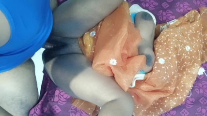 देसी पत्नी अपने पड़ोसी दोस्तों पति भाग 2 को चोद रही है