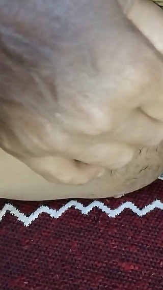 सेक्सी महिला फोरप्ले में अपनी गर्म चूत में उंगली करती है और गुदा में उंगली डालती है