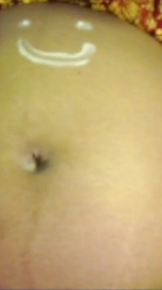 गर्भवती महिला बिग बेली शॉर्ट खेल रही है।