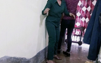 जब ऑफिस में सभी लोग काम में व्यस्त थे तो दोनों स्टाफ मेंबर्स एक साथ इकट्ठा हुए और छुप-छुपकर सेक्स किया