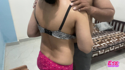 स्टेपाउंटी की मदद करते समय उसके ऊपर पानी गिर गया और फिर स्टेपाउंटी ने अपने कपड़े उतार दिए और मुझसे चुद गई।