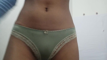 प्यारी बच्ची गुड़िया, एक किशोर लड़की परिवार से छिपकर हस्तमैथुन कर रही है, गीली बिल्ली और आत्म-आनंद