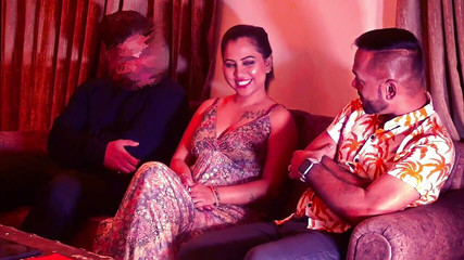 होइर्नी टीना ने अपने दो दोस्तों के साथ एक हार्डकोर थ्रीसम बनाया