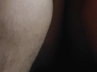 भारतीय भाभी अपने बालों वाले पैर दिखाती हैं