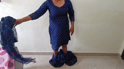 युवा भारतीय देसी ग्रामीण प्रेमिका ने पहली बार प्रेमी के साथ कष्टदायक चुदाई की