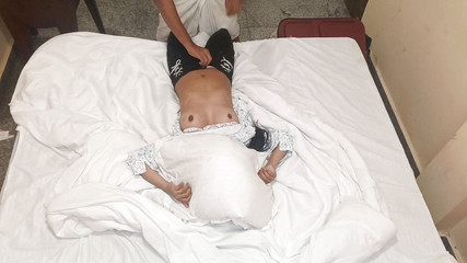 18 साल की देसी इंडियन गर्लफ्रेंड अपने बॉयफ्रेंड के साथ होटल में जमकर चुदाई कर रही थी