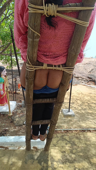 डिपार्टमेंट स्टोर के कर्मचारी मालिक के साथ आउटडोर रोमांस और रोलप्ले का आनंद ले रहे हैं