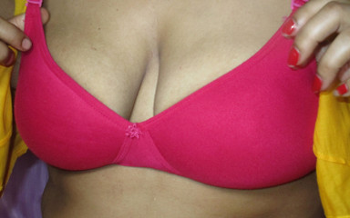 कामुक भारतीय गृहिणी अपने प्रशंसक के लिए आत्म-हस्तमैथुन