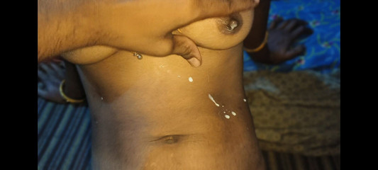 लड़के और लड़की ने कमरे में रोमांस किया और वह लड़की के स्तन दबाने लगा और दूध निकालने लगा