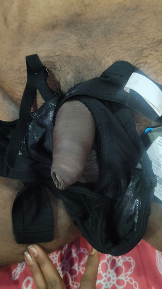 हॉट इंडियन भाभीजी ब्रा के साथ पति के दोस्त से हैण्डजॉब