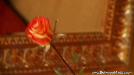 सोलो प्ले एक्शन में खूबसूरत भारतीय बेब