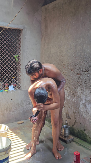 देसी भारतीय गाँव की गर्भवती पत्नी को पतियों ने चोदा