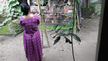 मैंने अपनी सौतेली चाची को यार्ड की सफाई करते हुए देखा, मैंने उसे गले लगाया और चोदना शुरू कर दिया