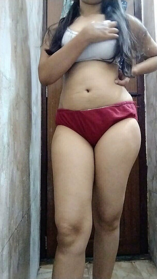 देसी युवा भाभी अपने शरीर को रगड़ रही है