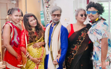 बूढ़ा सौतेला पिता कई महिलाओं को अपना वीर्य देता है