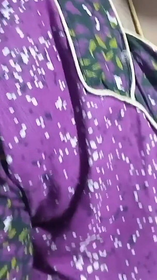 तमिल पत्नी कपड़ा धोती है