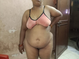 मेरी भाभी ने एक अलग तरीके से अपने स्तन दिखाए और फिर अपना स्त्रीत्व दिखाया और उंगली अंदर छोड़ दी