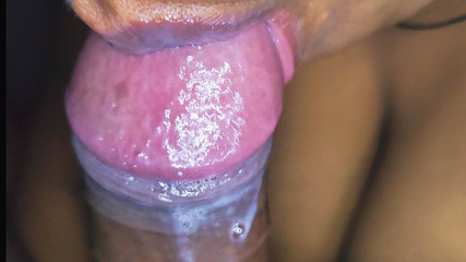 बड़े स्तन वाली लड़की मुझे पोर्नस्टार की तरह उड़ा रही है