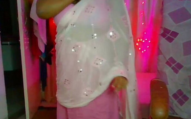 सेक्सी देसी लड़की नंगी चूत में उंगली करती हुई स्तन दिखाती हुई बाथरूम में ऑनलाइन मजा ले रही है