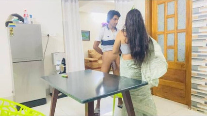 मुझे लगता है कि मैं गुदा मैथुन का अधिक आनंद लेता हूं, इसलिए भाबीर मुझे खुश कर रहा है