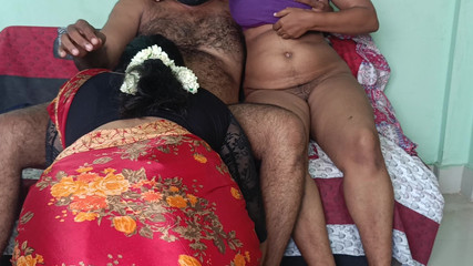 नए विवाहित जोड़े हॉट थ्रीसम का आनंद ले रहे हैं