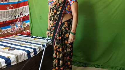 अकेली नौकरानी मालिक के कमरे में अपनी चूत में वाइपर डाल रही थी। मालिक आया और उसे हिंदी आवाज में चोदा।