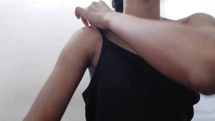 एमेच्योर भारतीय अपनी बिल्ली फैला रही है