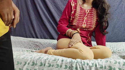 देसी सौतेली बहन कविता एक रात के लिए अपने सौतेले भाई के कमरे में गई जहां वह हॉट किशोर सौतेली बहन कविता के साथ सोना चाहता था हिंदी में