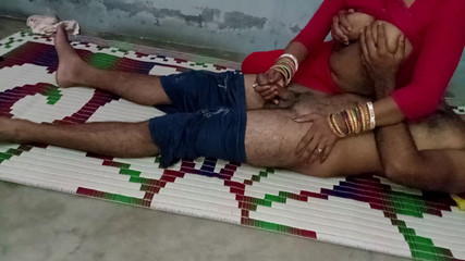 भारतीय नौकरानी युवा सौतेली बेटी डिक चूस रही है और मैं उसके स्तन दबा रहा हूँ