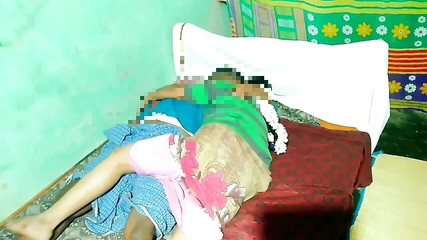 देसी तमिल स्टेपाउंटी बॉयफ्रेंड के घर जाती है और यह जानने के बाद सेक्स करती है कि वह घर पर अकेला है