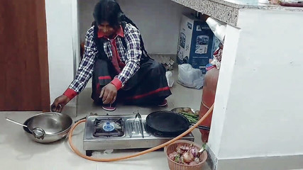 सेक्सी सौतेली बहन और वर्जिन युवा 18+ लड़का रसोई में एक सेक्स गेम खेलते हैं जब सौतेली माँ रसोई में नहीं थी फुल मूवी