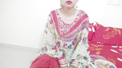 सौतेला चचेरा भाई फ़्लर्ट करता है और देसी के साथ रोमांटिक चुदाई करता है