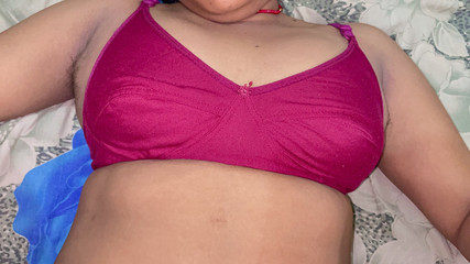 देसी भाभी ने अपने सौतेले भाई का हस्तमैथुन किया