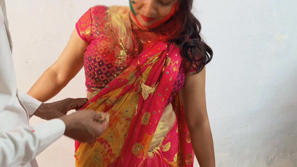 पत्नी ने पति को धोखा देकर होली खेली और पति के दोस्त से चुदाई कर ली