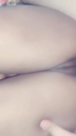 खूबसूरत प्यारी देसी लड़की पहली बार होटल में अपने BF के साथ चुदाई कर रही है