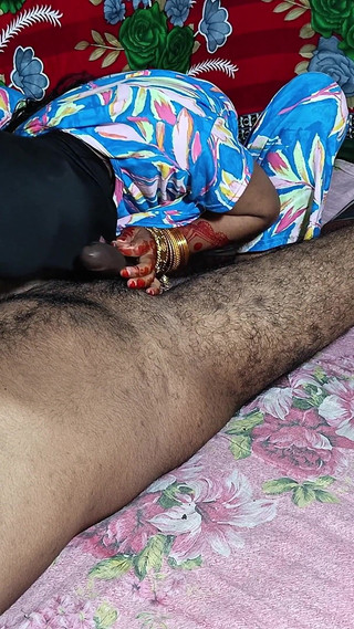 मेरी गर्लफ्रेंड सबसे अच्छी लंबी जीभ वाली ब्लोजॉब देती है। डिक चाटने के साथ. और बॉल्स....