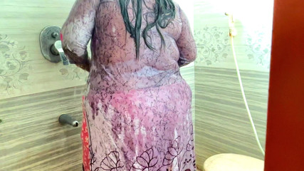 बाथरूम में स्टेपाउंटी के साथ चुदाई