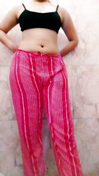 सौतेली बहन का सेक्सी फिगर बाथरूम में कैमरे में कैद हुआ