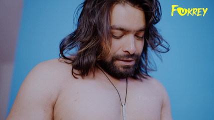 एक खूबसूरत जोड़ा होम मैड सेक्स का आनंद लेता है