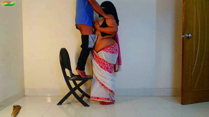 मिल्फ हॉट अरेबियन महिला इलेक्ट्रीशियन सर्विस मैन से चुदाई करना चाहती है