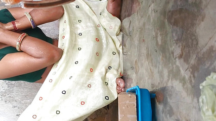 डेवर निकेड हॉट बाथ यंग बॉडी द्वारा पकड़ी गई बालों वाली पुसी