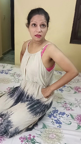 यौन इच्छा की वासना के लिए सौतेला भाई सौतेली बहन को चोद रहा है