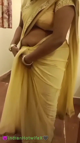 देसी दक्षिण भारतीय तमिल शरारती पत्नी अपने व्यभिचारी पति को छेड़ती है