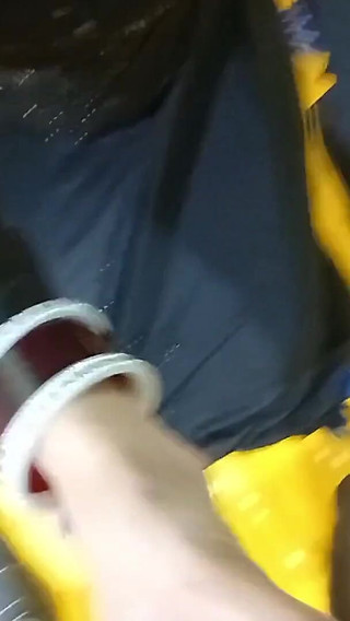 हिजाब में सुंदर लड़की हस्ताक्षर के लिए अधिकारी के लंड के साथ खेल रही है